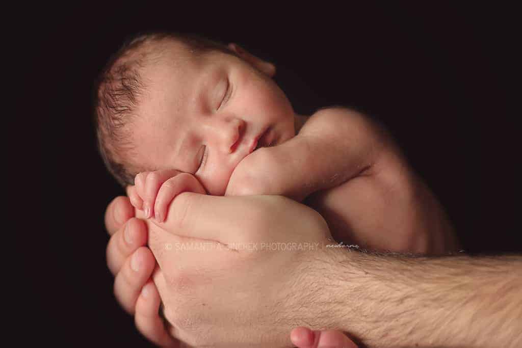 father holds newborn son at samantha sinchek photography 