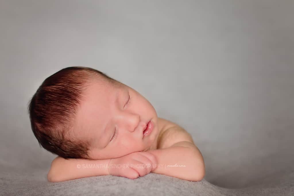 newborn pictures in cincinnati ohio with samantha sinchek