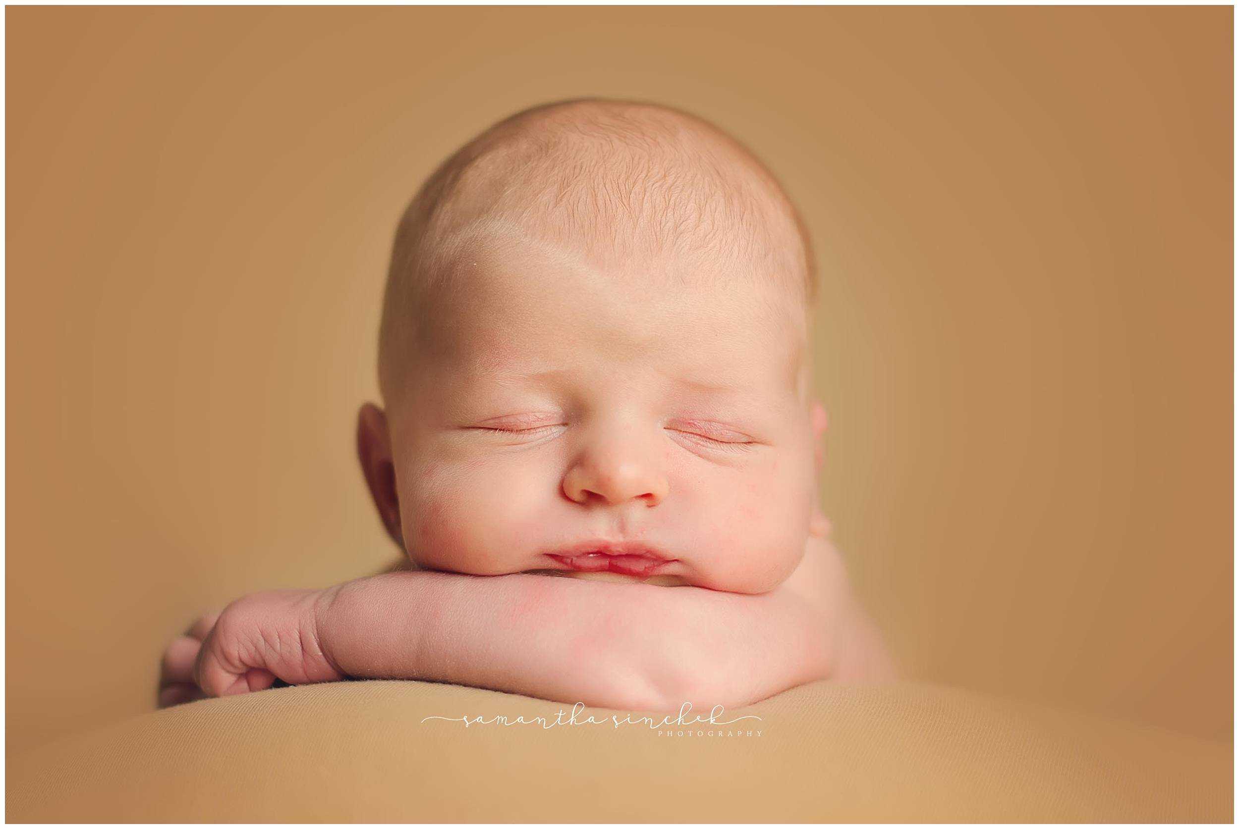 best cincinnati newborn photographer captures sleeping newborn at her reading home