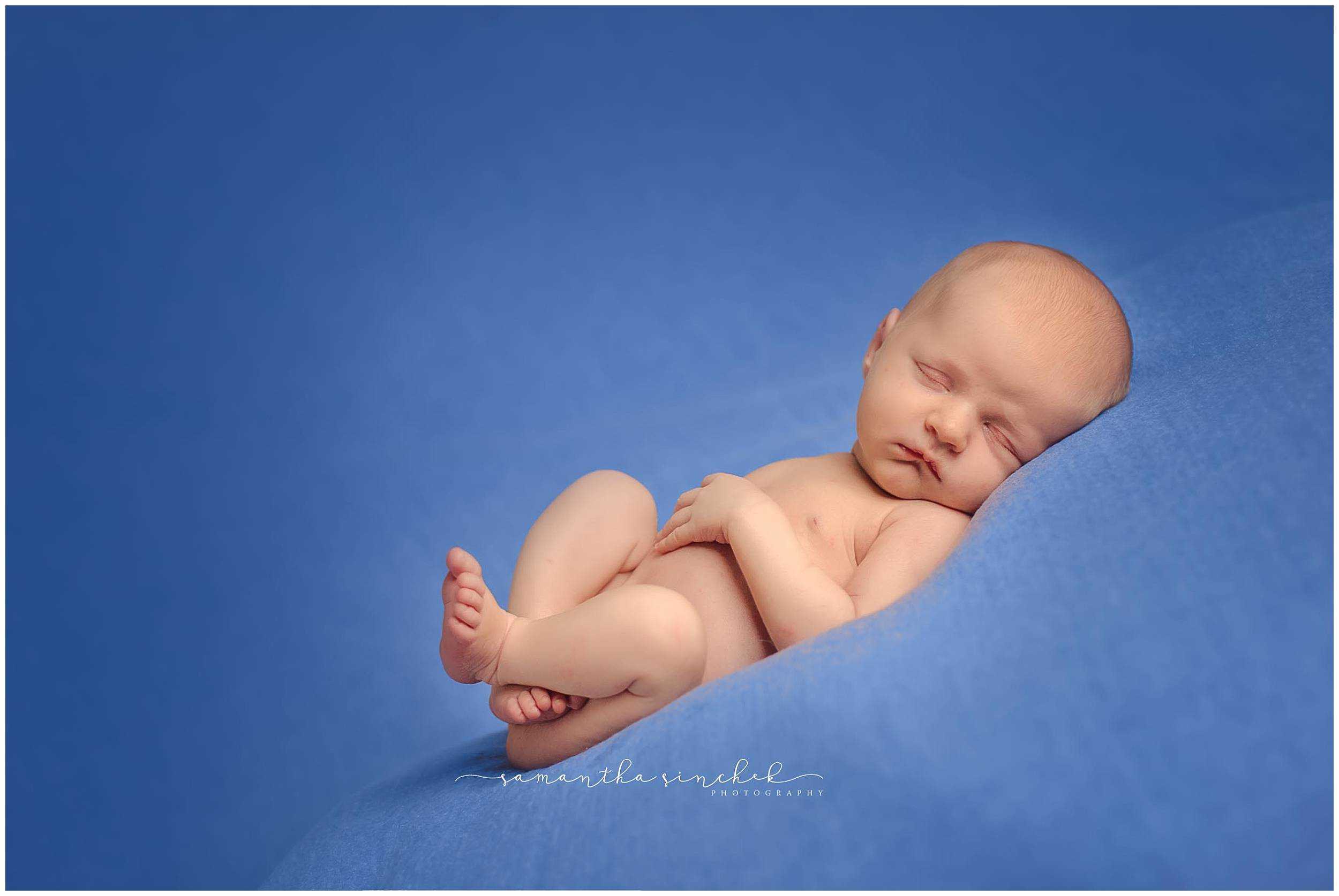 best cincinnati newborn photographer captures sleeping newborn at her reading home