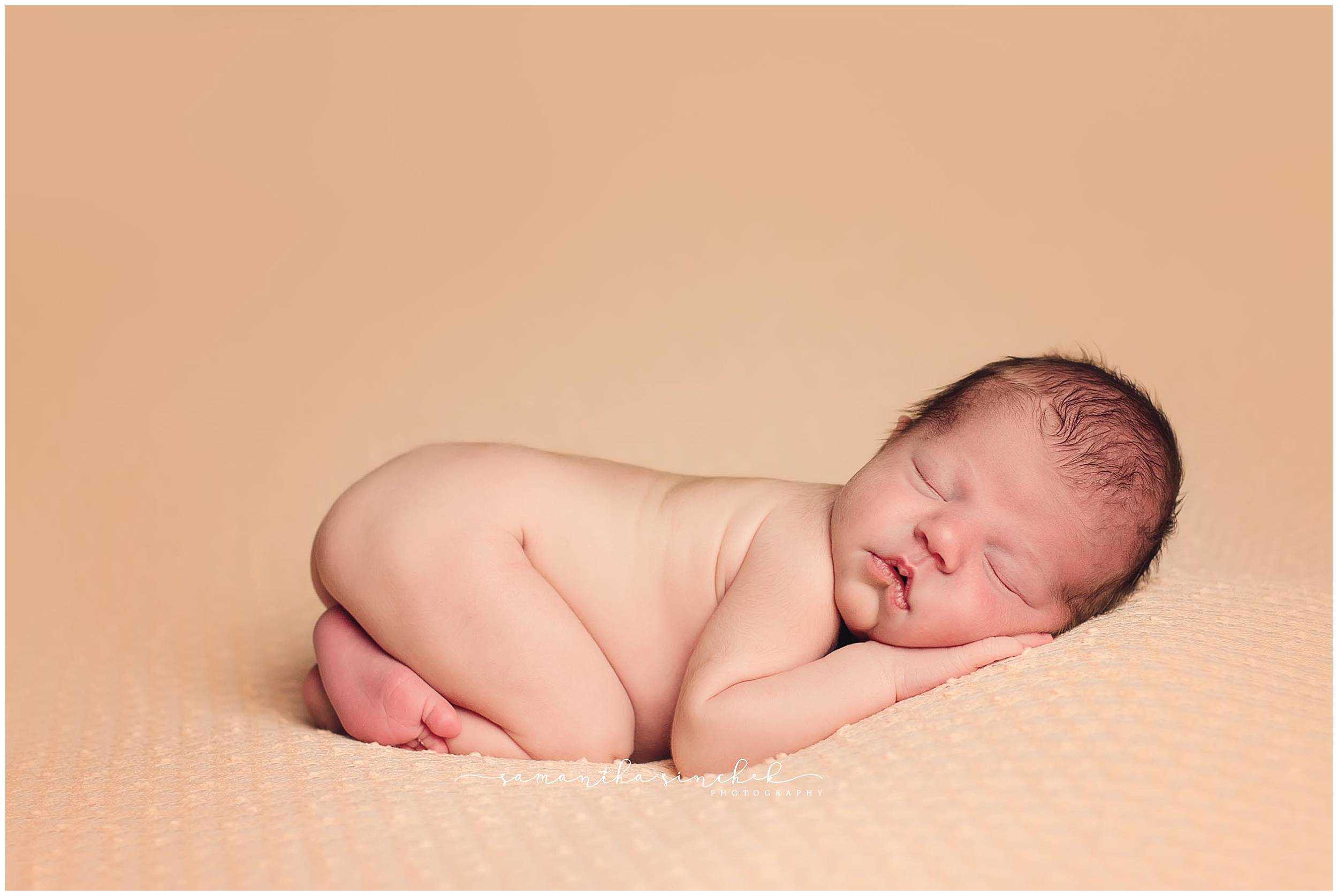 best cincinnati newborn photographer captures sleeping newborn at her reading home