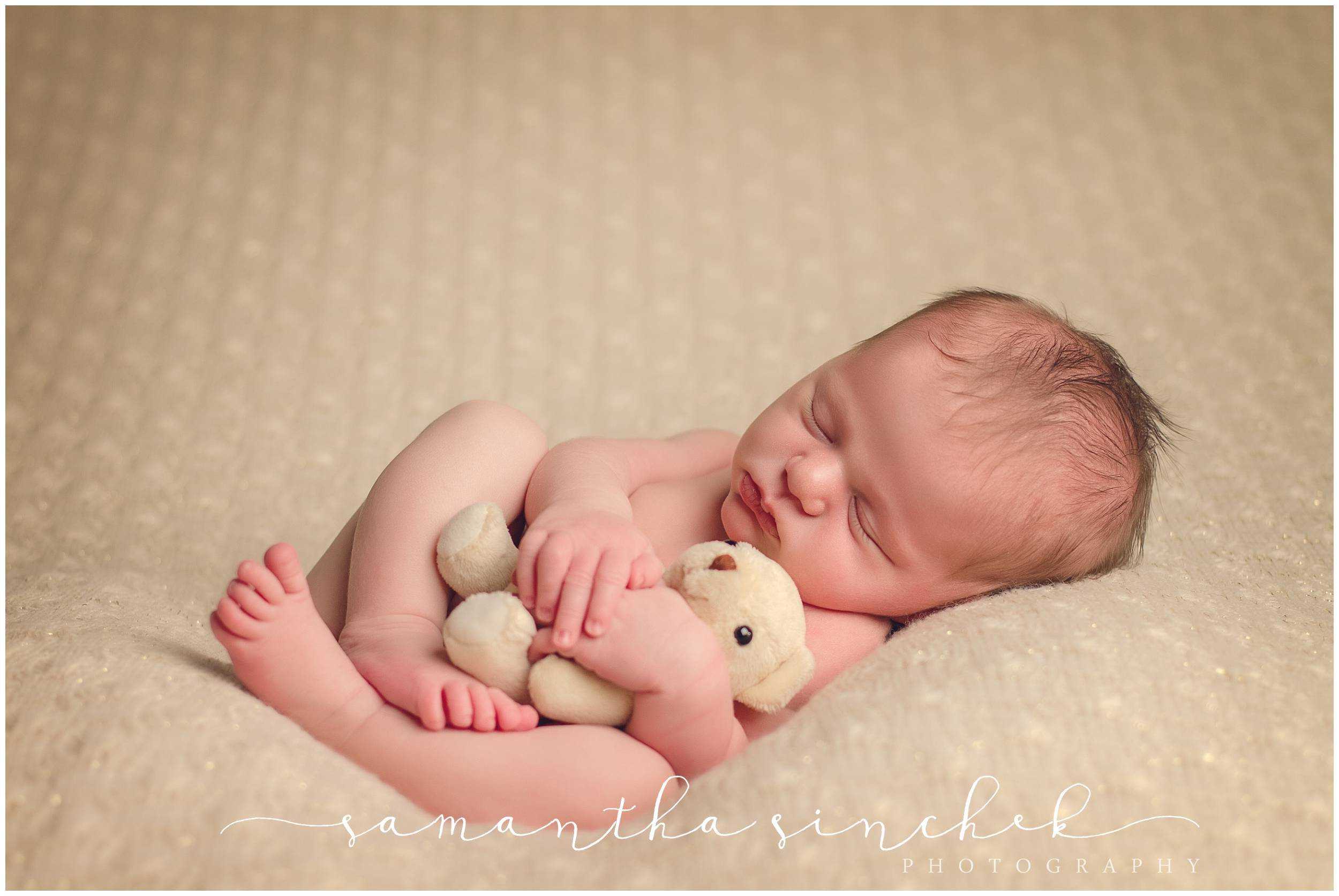 premier cincinnati newborn baby photographer posed session at samantha sinchek photography