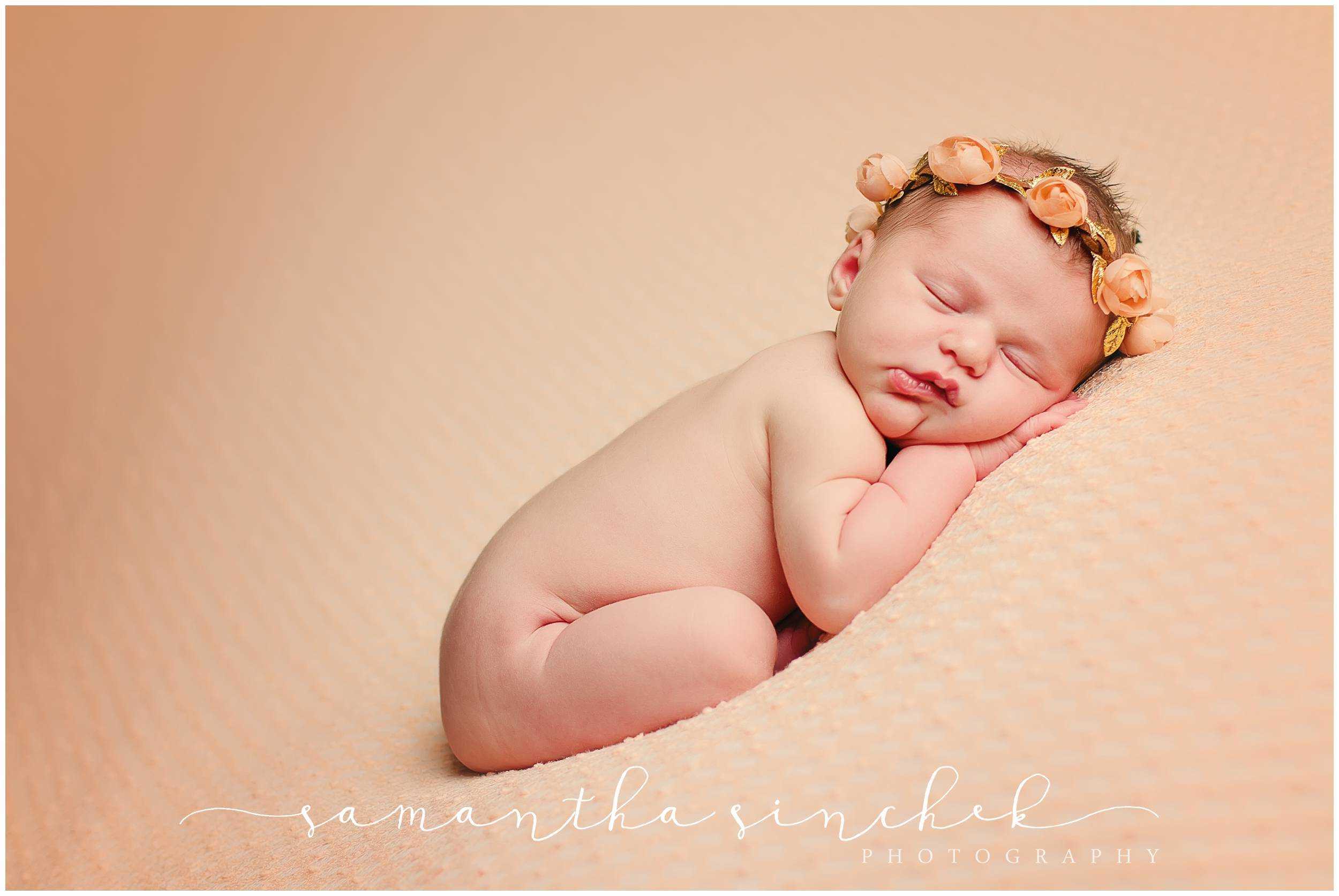 premier cincinnati newborn baby photographer posed session at samantha sinchek photography