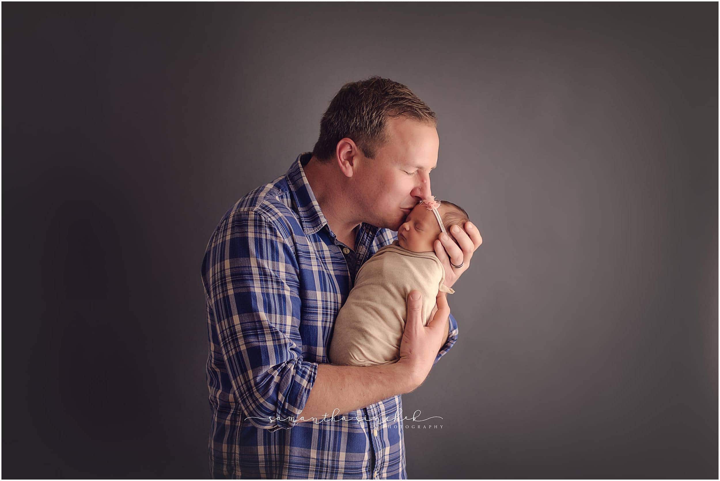 newborn photographer in cincinnati samantha sinchek baby in dads arms