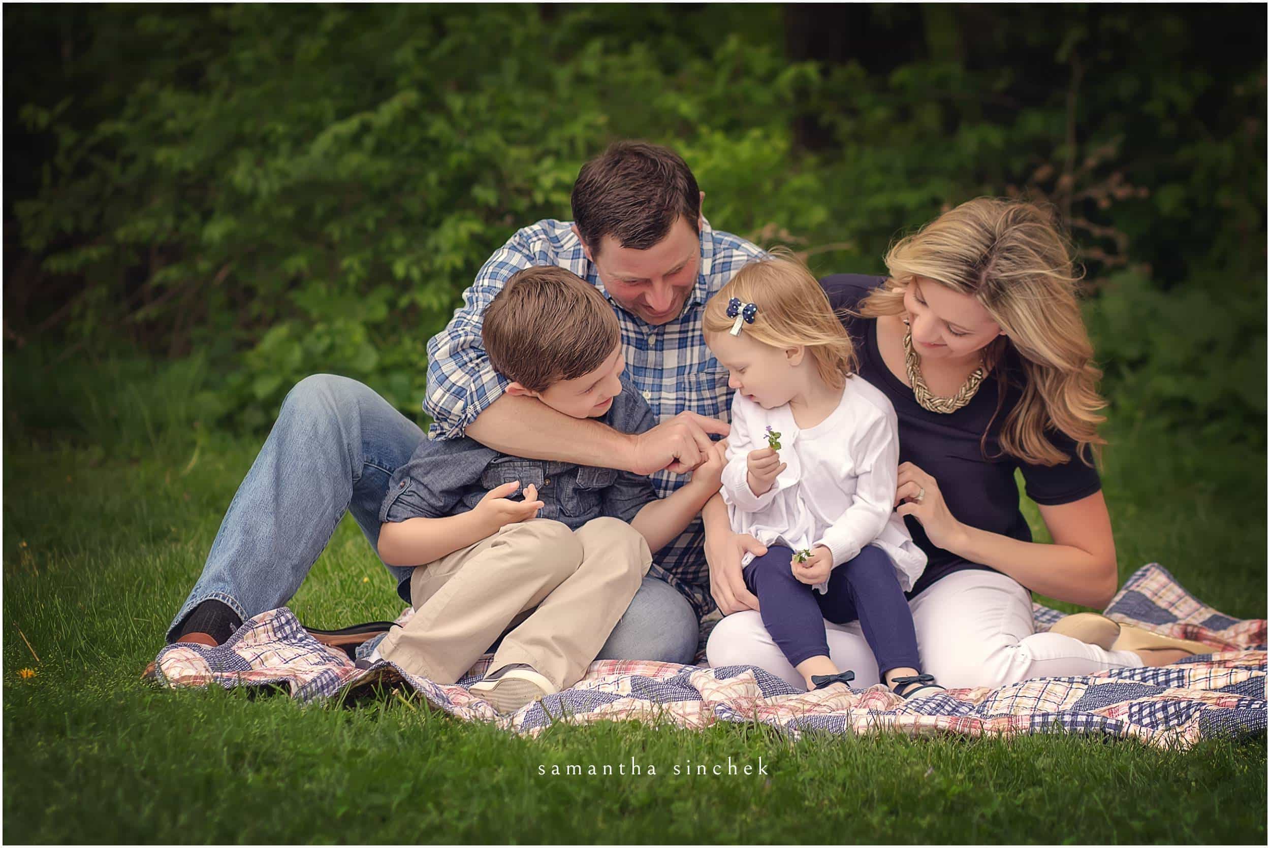 young family interacts at mini photo session with samantha sinchek photography