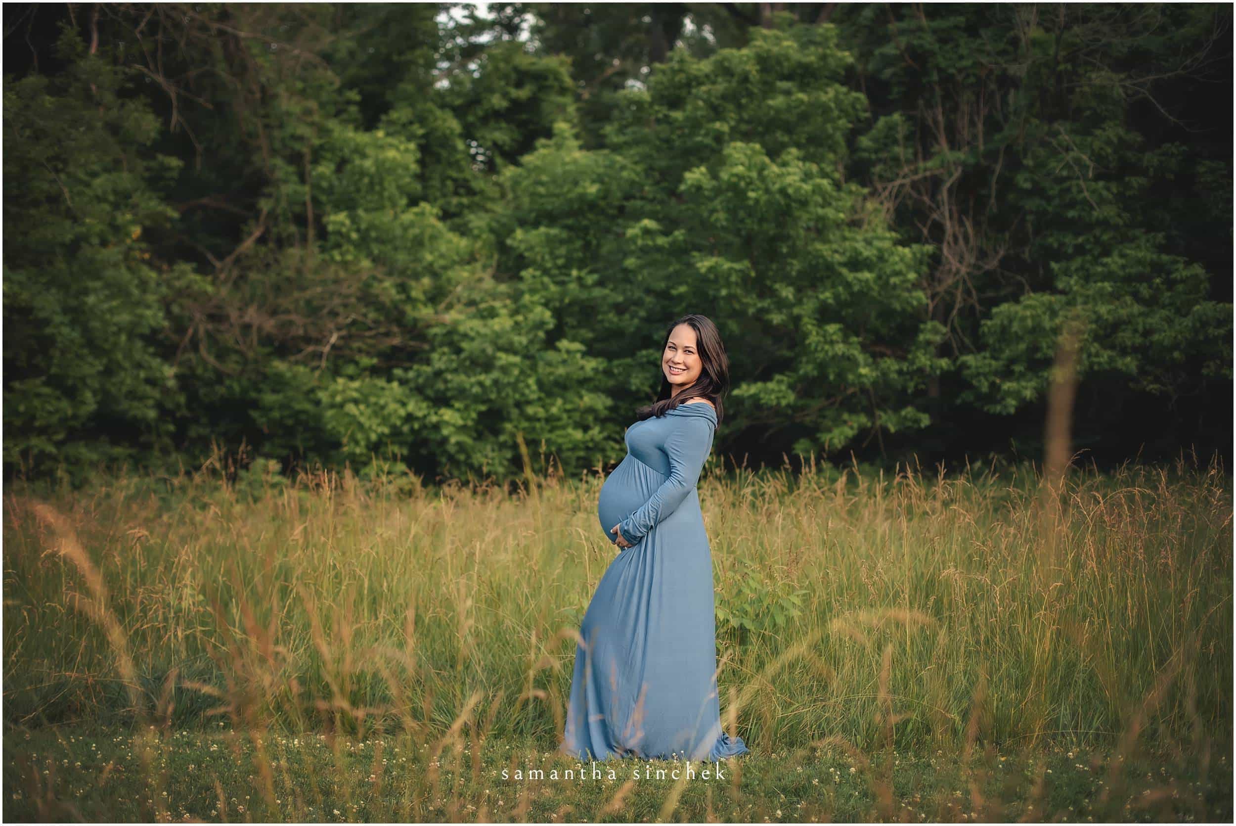 maternity picture with mother at sharon woods in cincinnati ohio with samantha sinchek photography