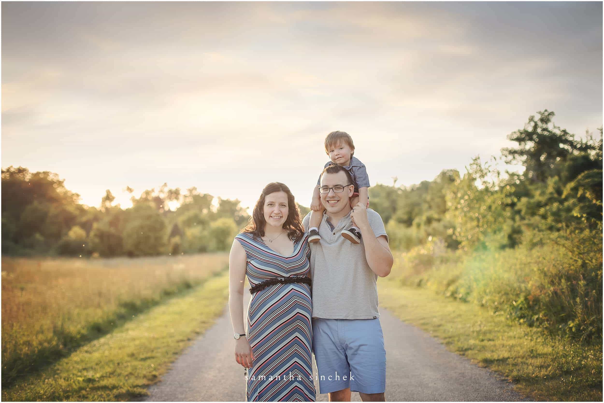 family of three picture with samantha sinchek photography ohio