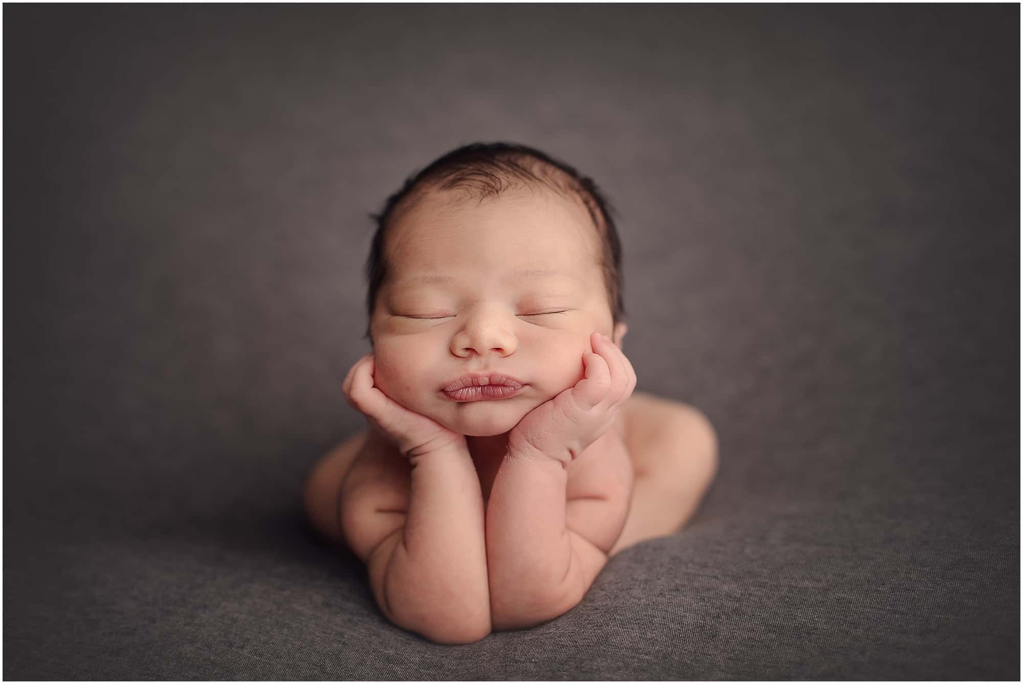 froggy pose with newborn boy from Cincinnati Ohio with Samantha sinchek photography