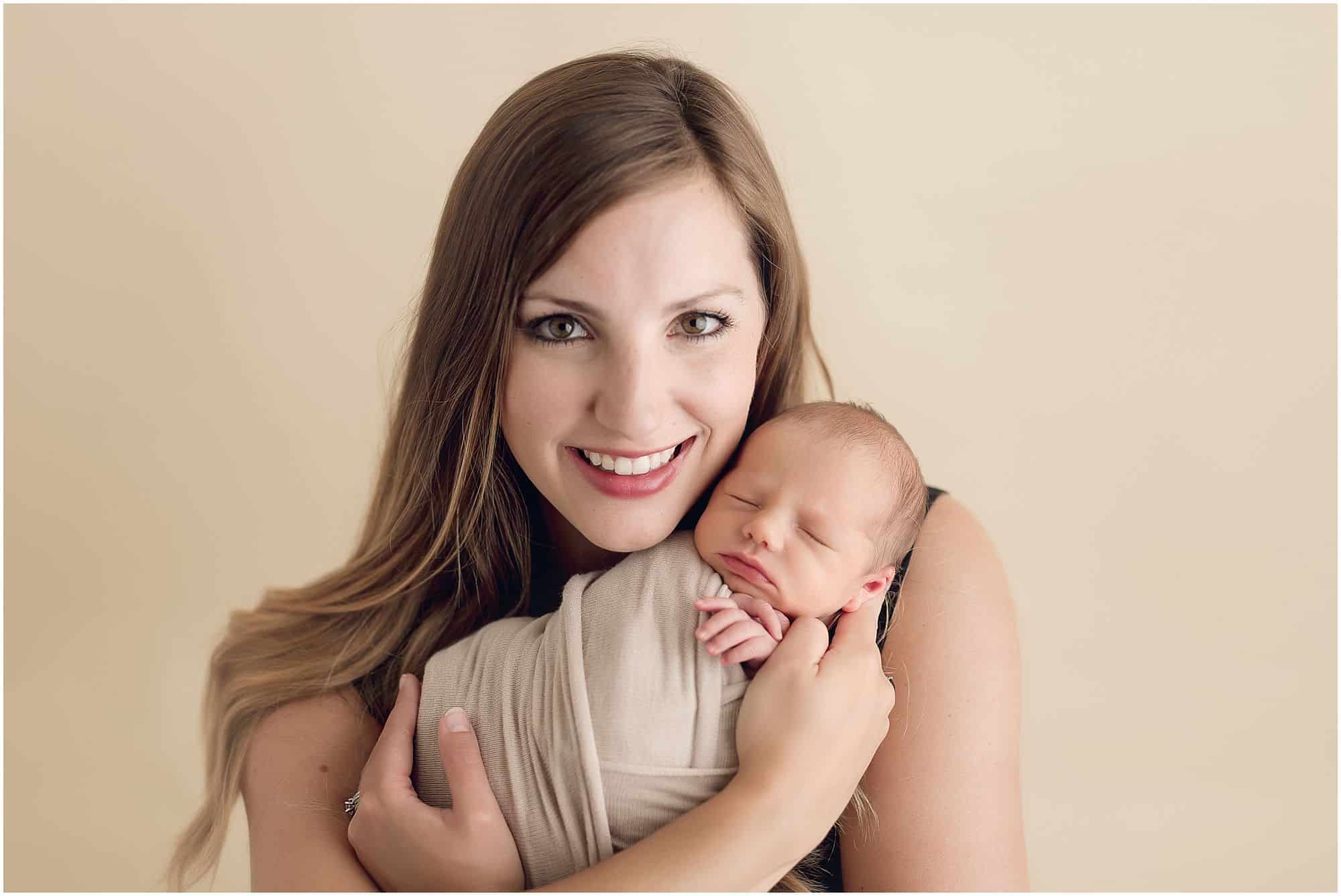 mom hug at newborn pictures with award winning cincinnati newborn photographer Samantha sinchek 