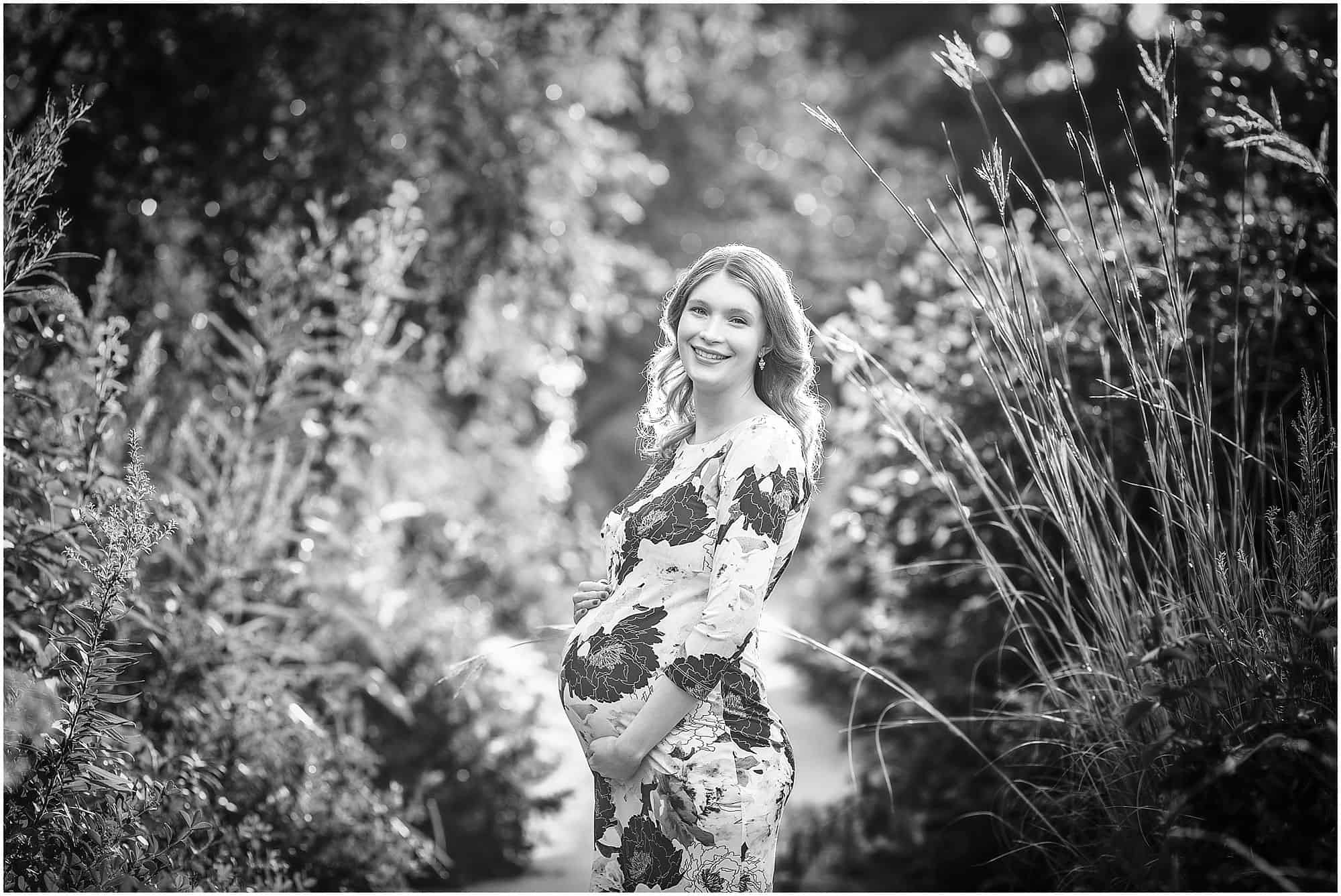 best maternity photographer in Cincinnati Ohio, Samantha Sinchek session with Amber at the beautiful Ault Park