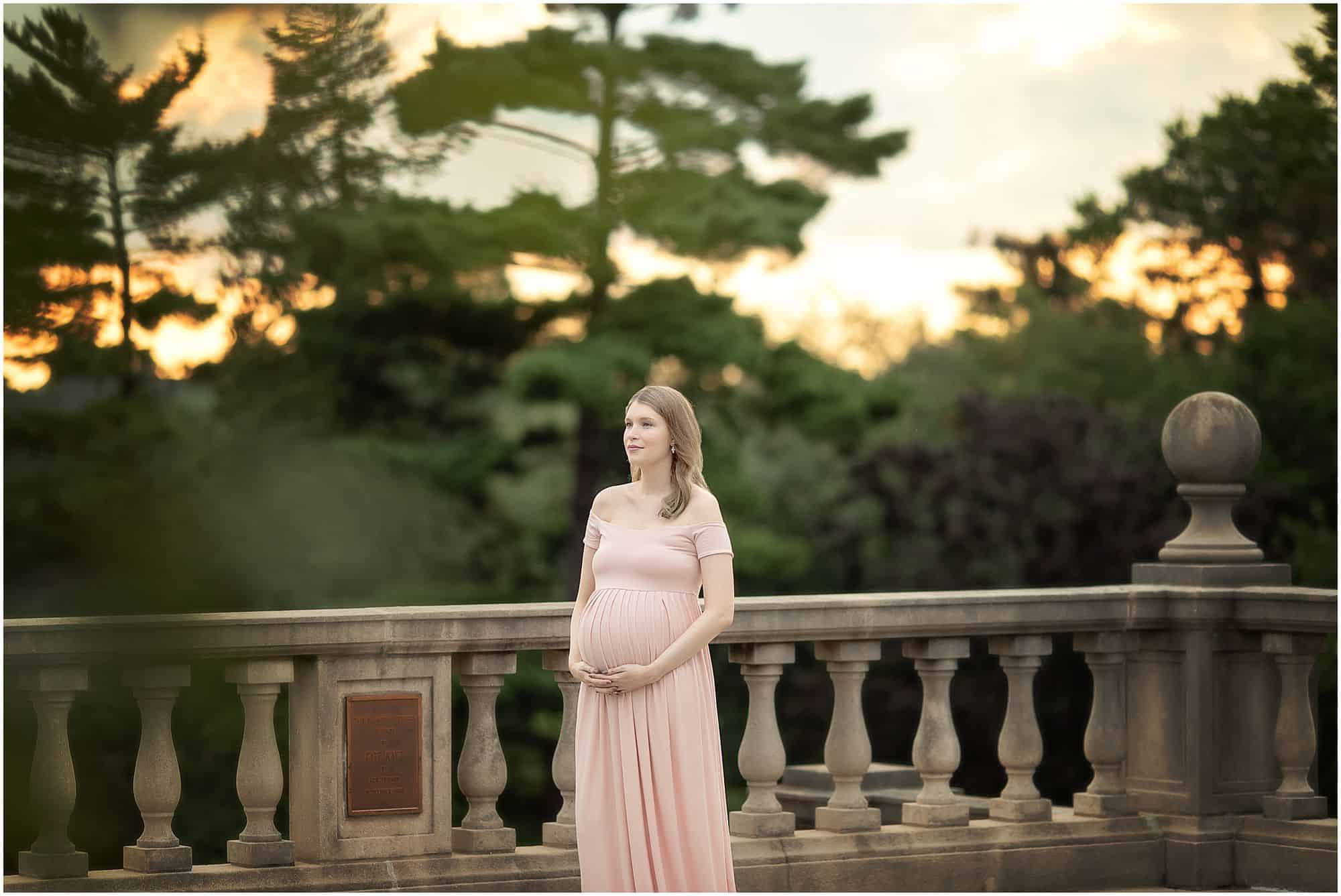 best maternity photographer in Cincinnati Ohio, Samantha Sinchek session with Amber at the beautiful Ault Park