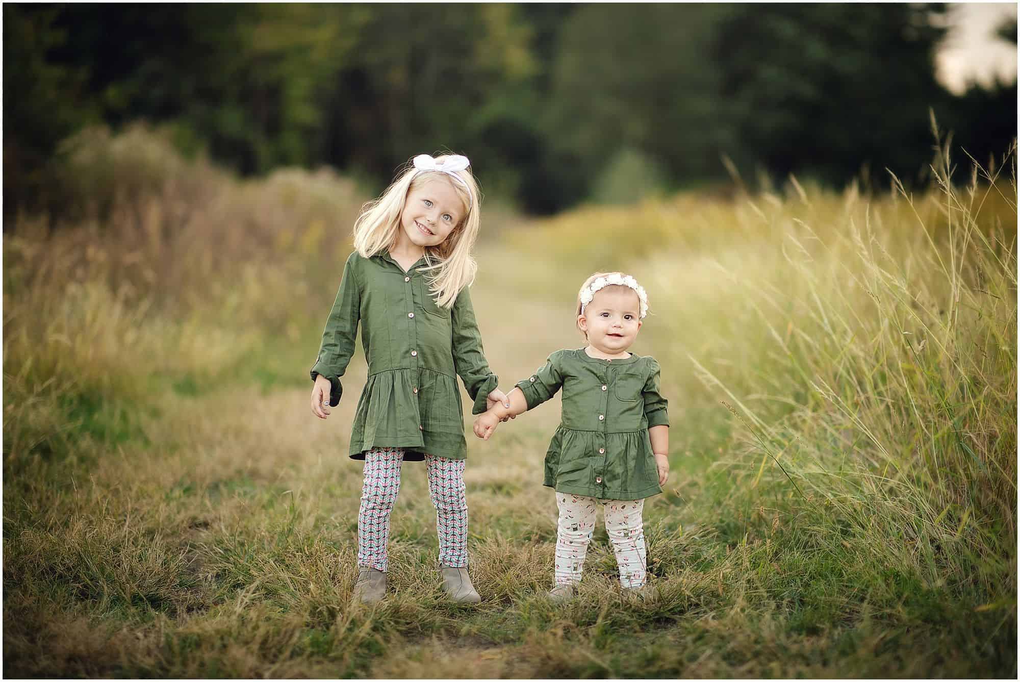 outdoor family photographer in Cincinnati Ohio at Summit Park in Blue Ash with Tomlin family during a fall day