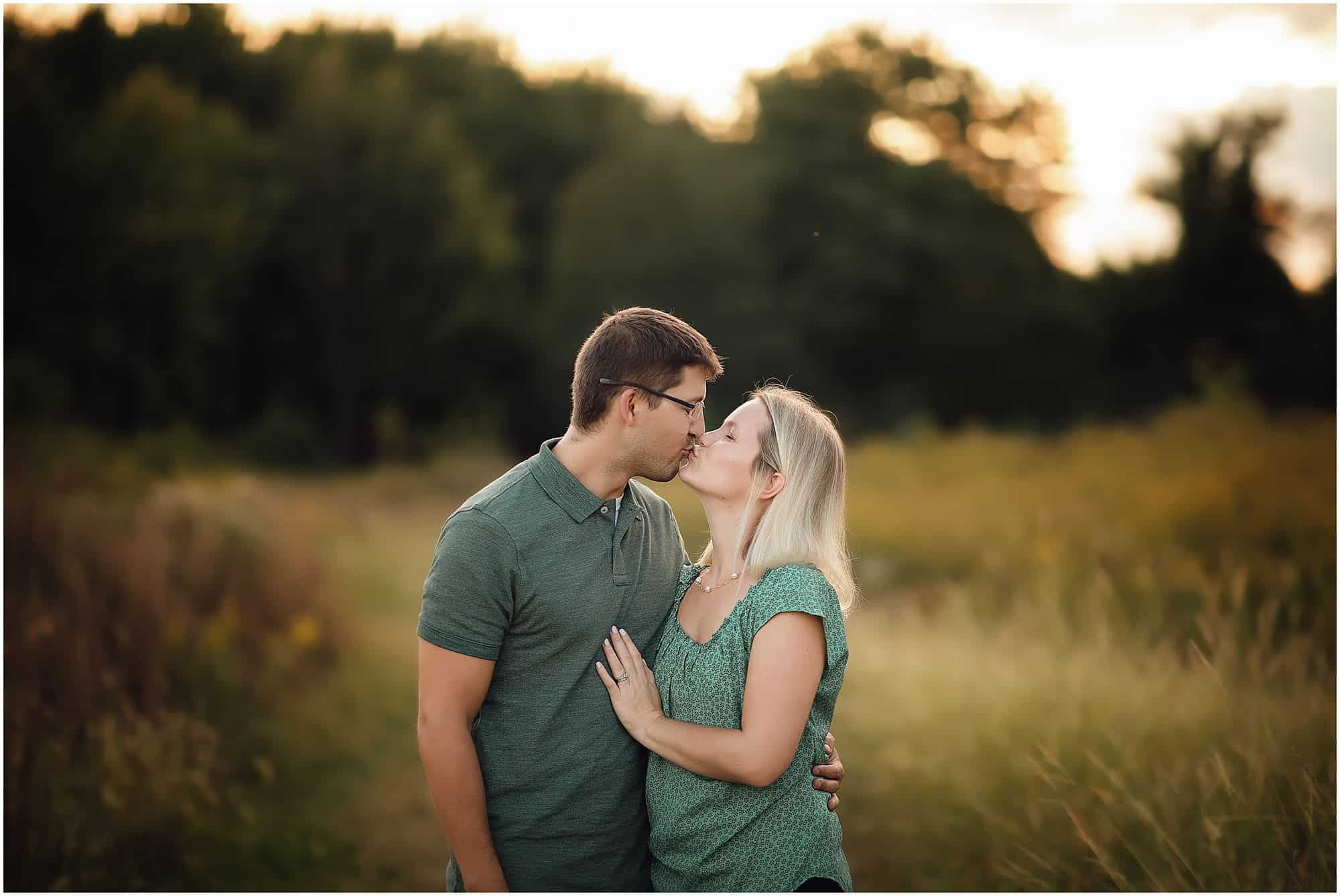 outdoor family photographer in Cincinnati Ohio at Summit Park in Blue Ash with Tomlin family during a fall day