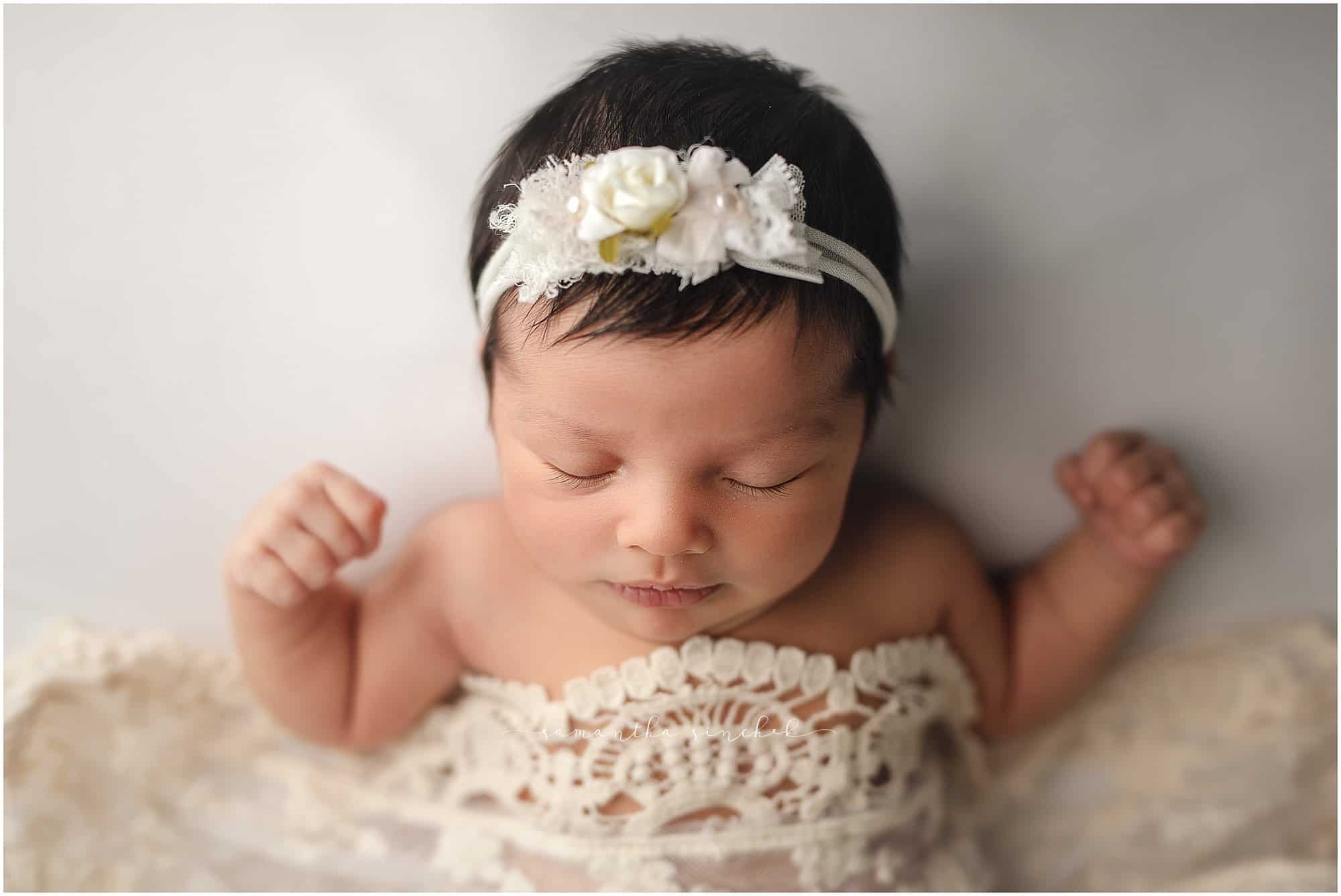 newborn baby girl holding parents hands at newborn pictures with Sinchek Photography of Cincinnati Ohio