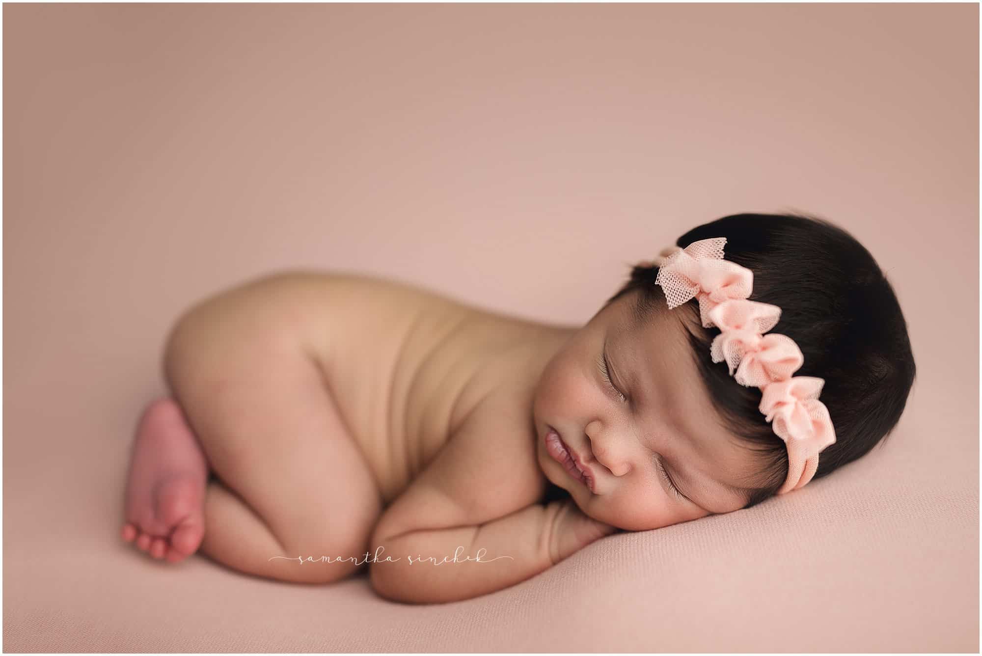 cincinnati newborn baby photographer Samantha sinchek creates stunning newborn pictures at her studio in loveland ohio