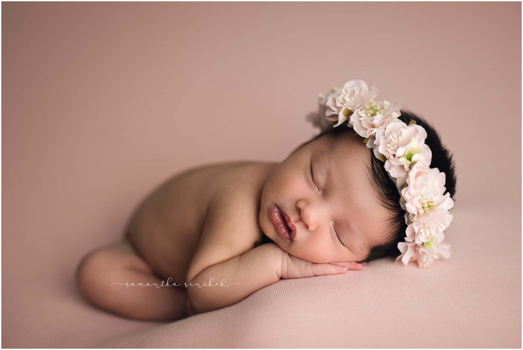 cincinnati newborn baby photographer Samantha sinchek creates stunning newborn pictures at her studio in loveland ohio