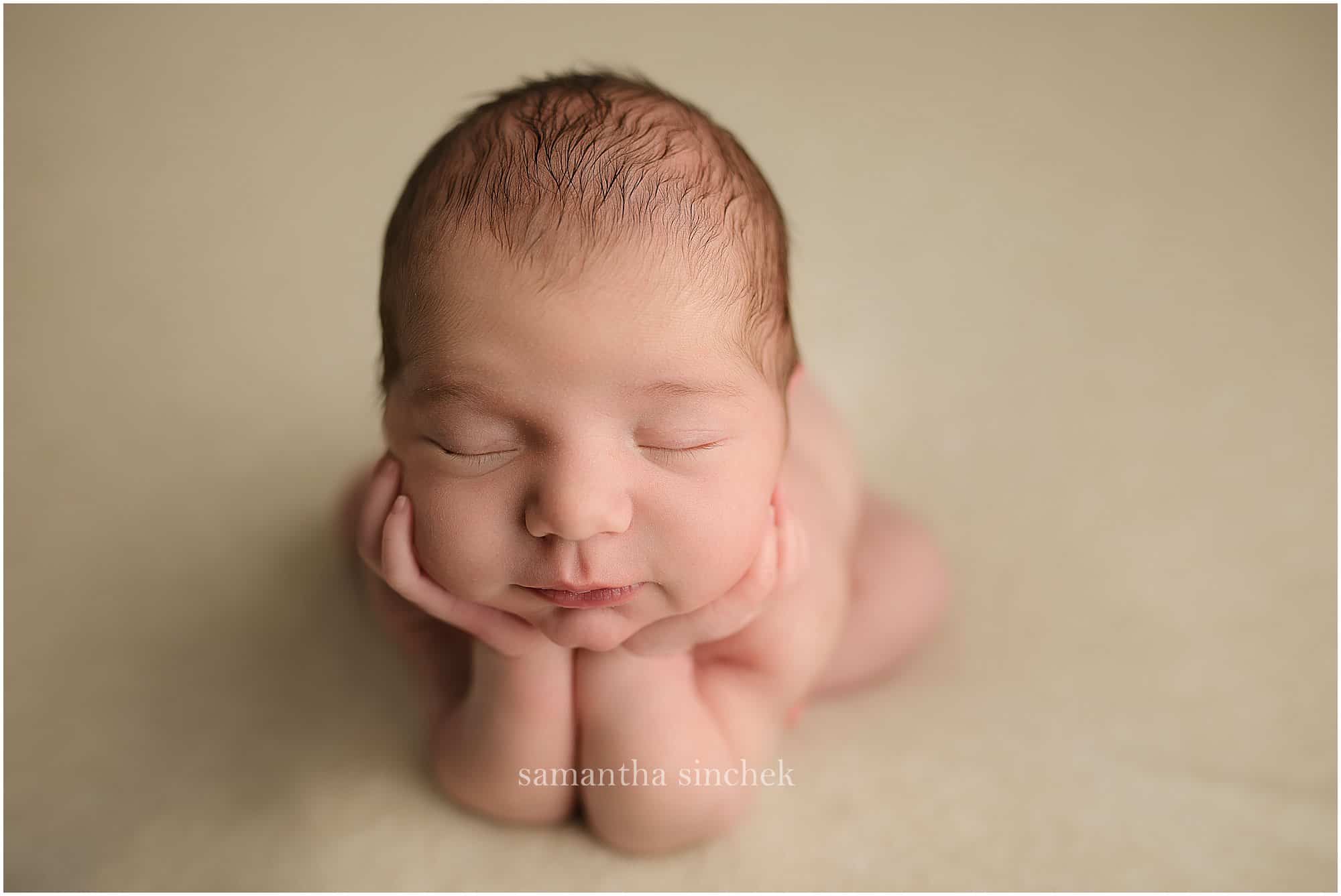 newborn pictures in froggy pose with Cincinnatis best newborn photographer Samantha sinchek
