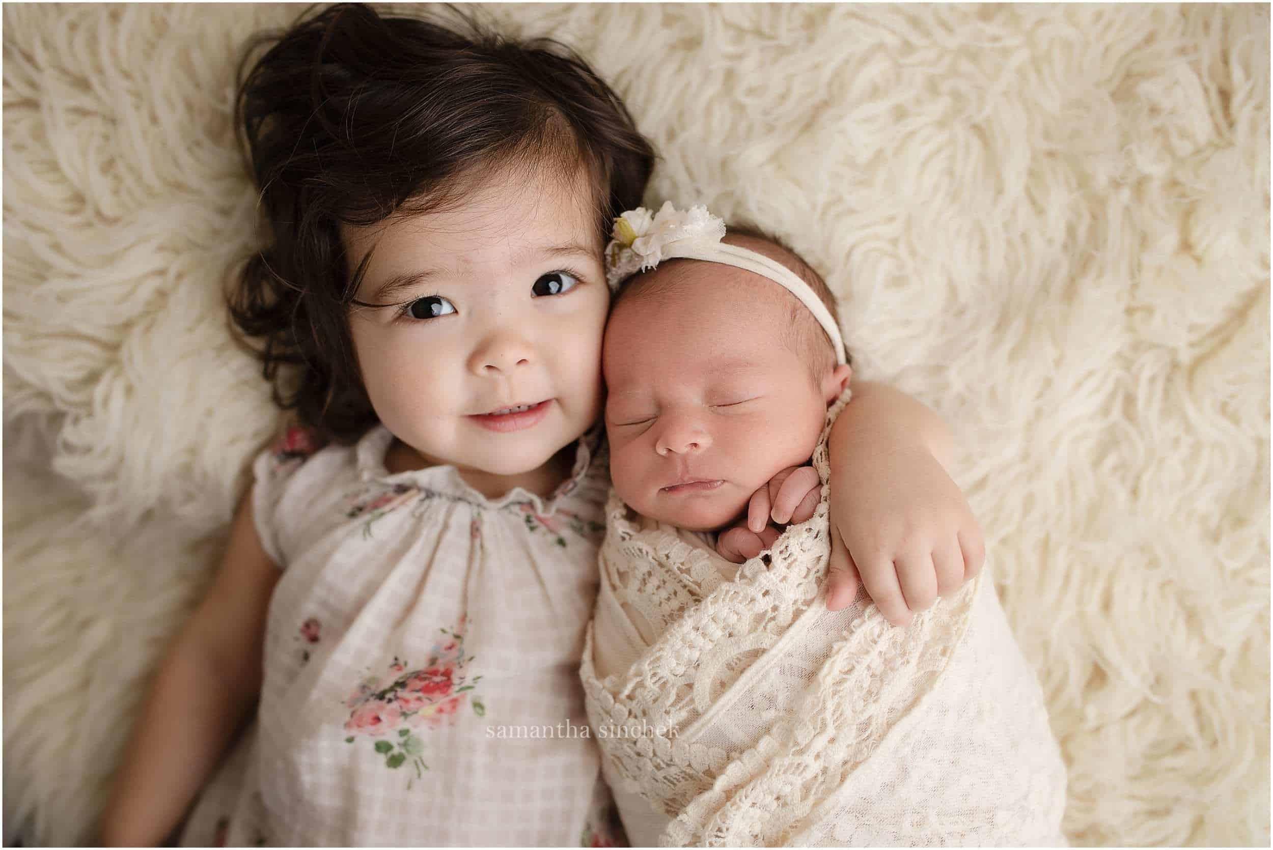 sisters hugging while getting photos with Samantha sinchek photography of Cincinnati Ohio