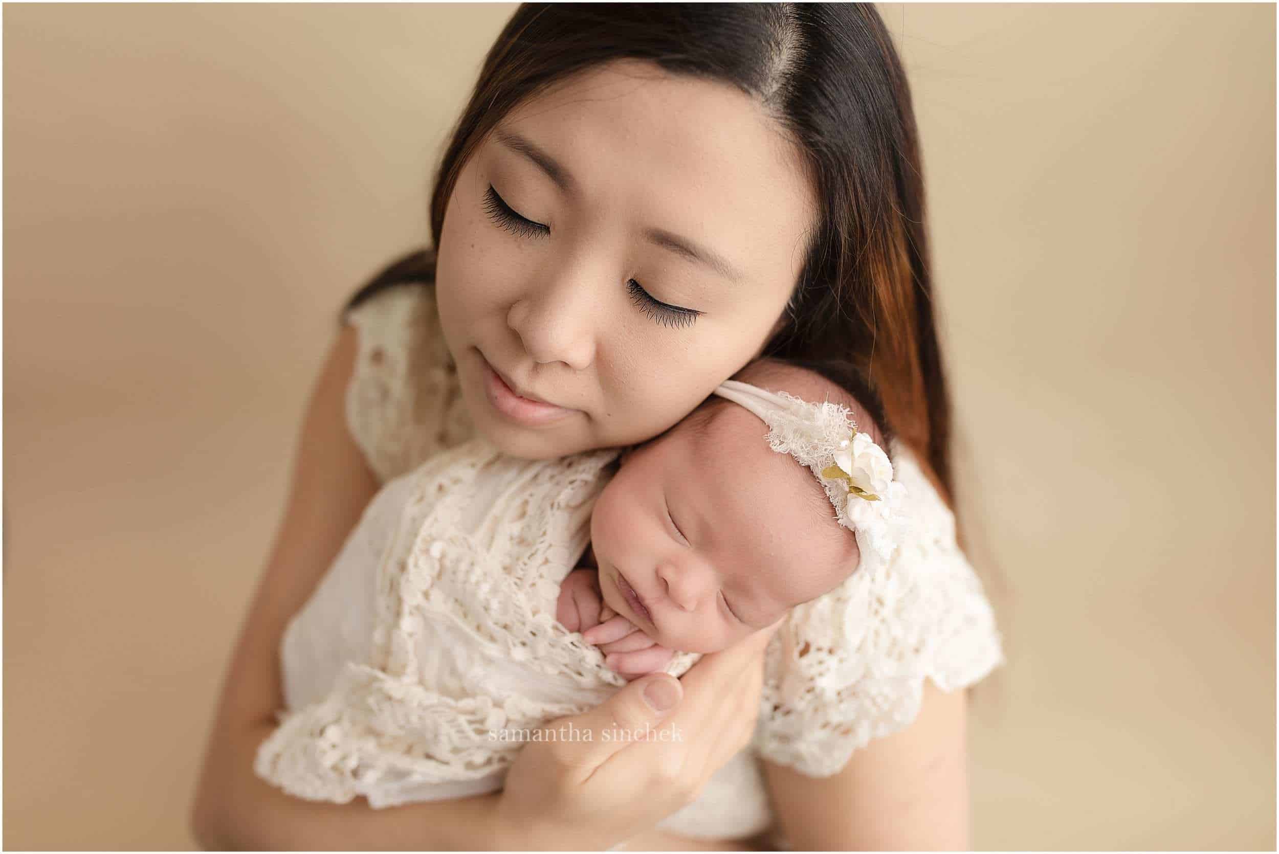 parent pose with newborn at best cincinnati newborn photographer Samantha sinchek