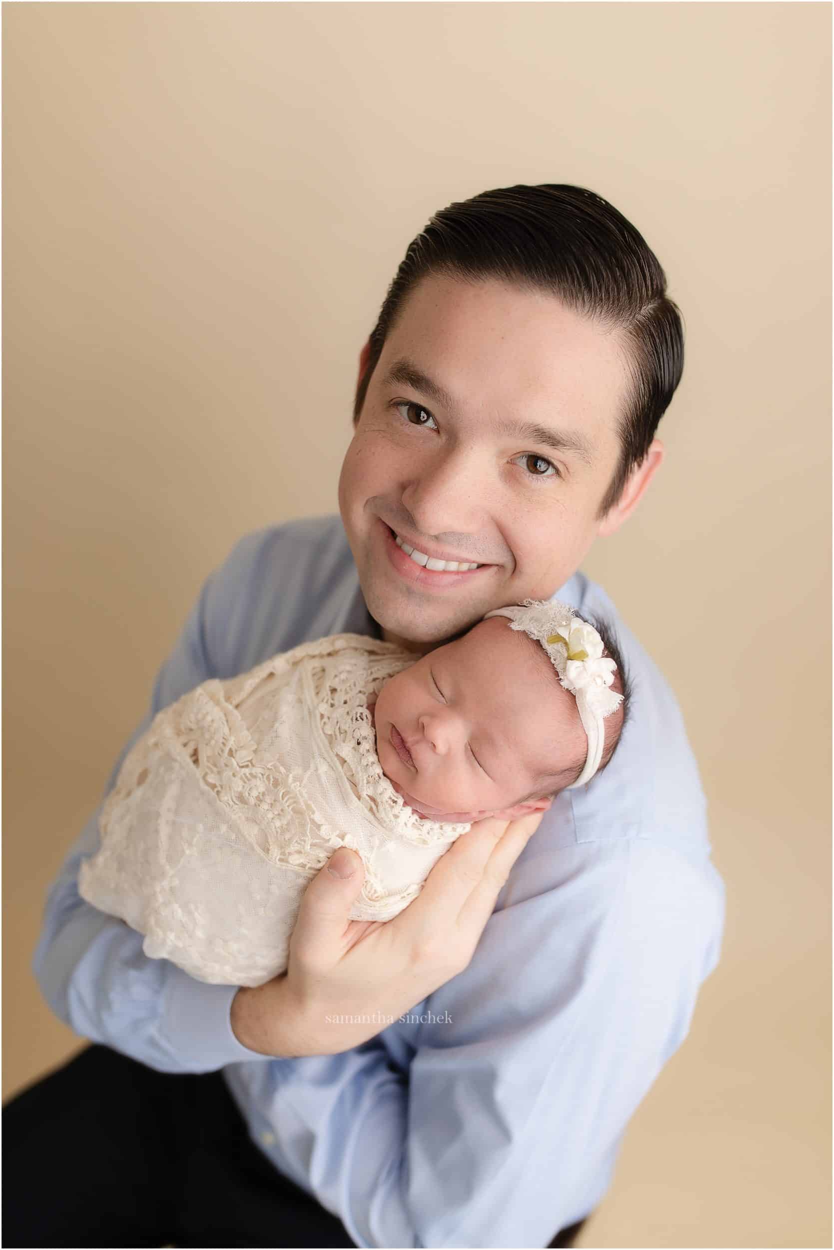 parent pose with newborn at best cincinnati newborn photographer Samantha sinchek