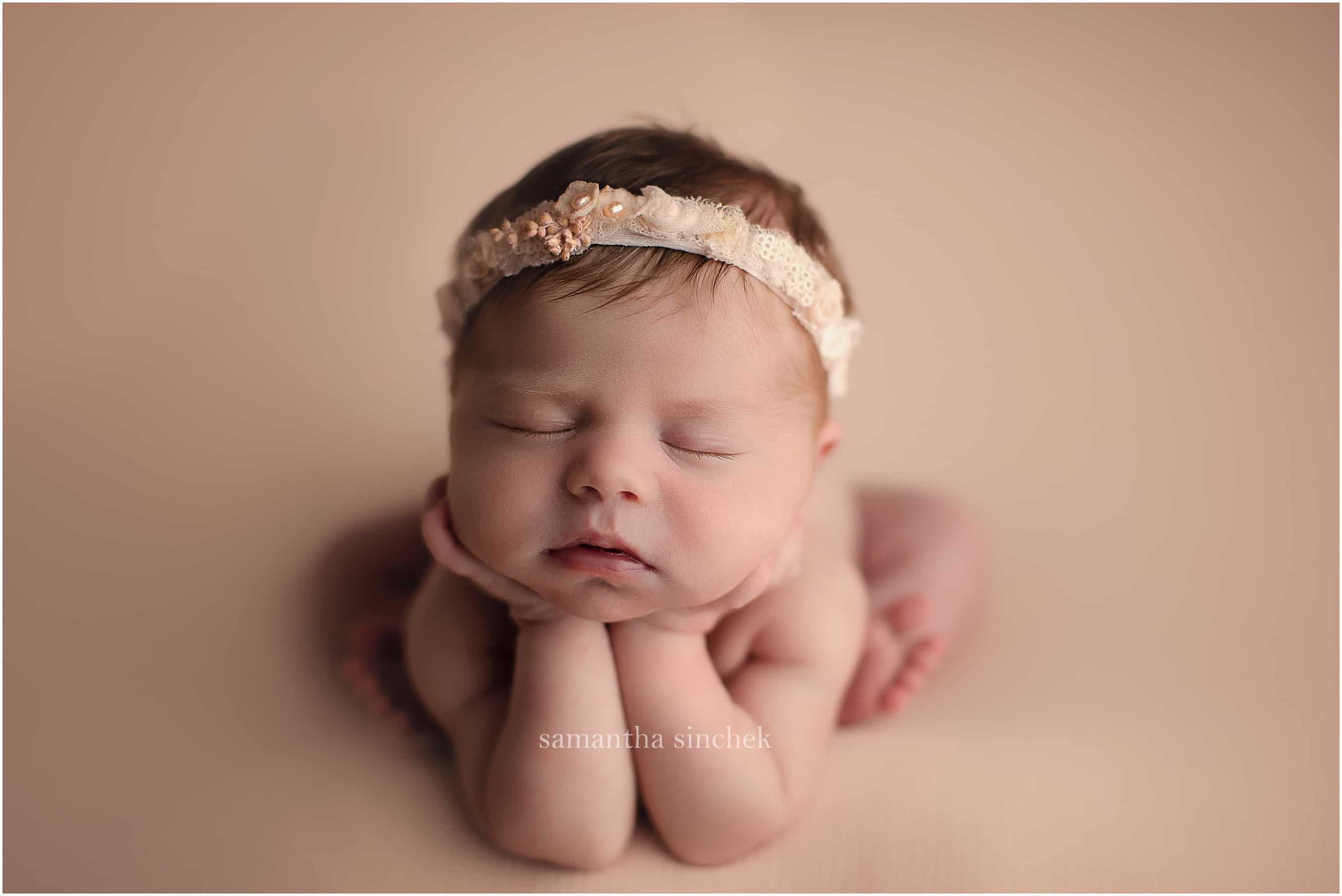 newborn girl sleeping wearing headband at Cincinnati Ohio newborn photographer sinchek