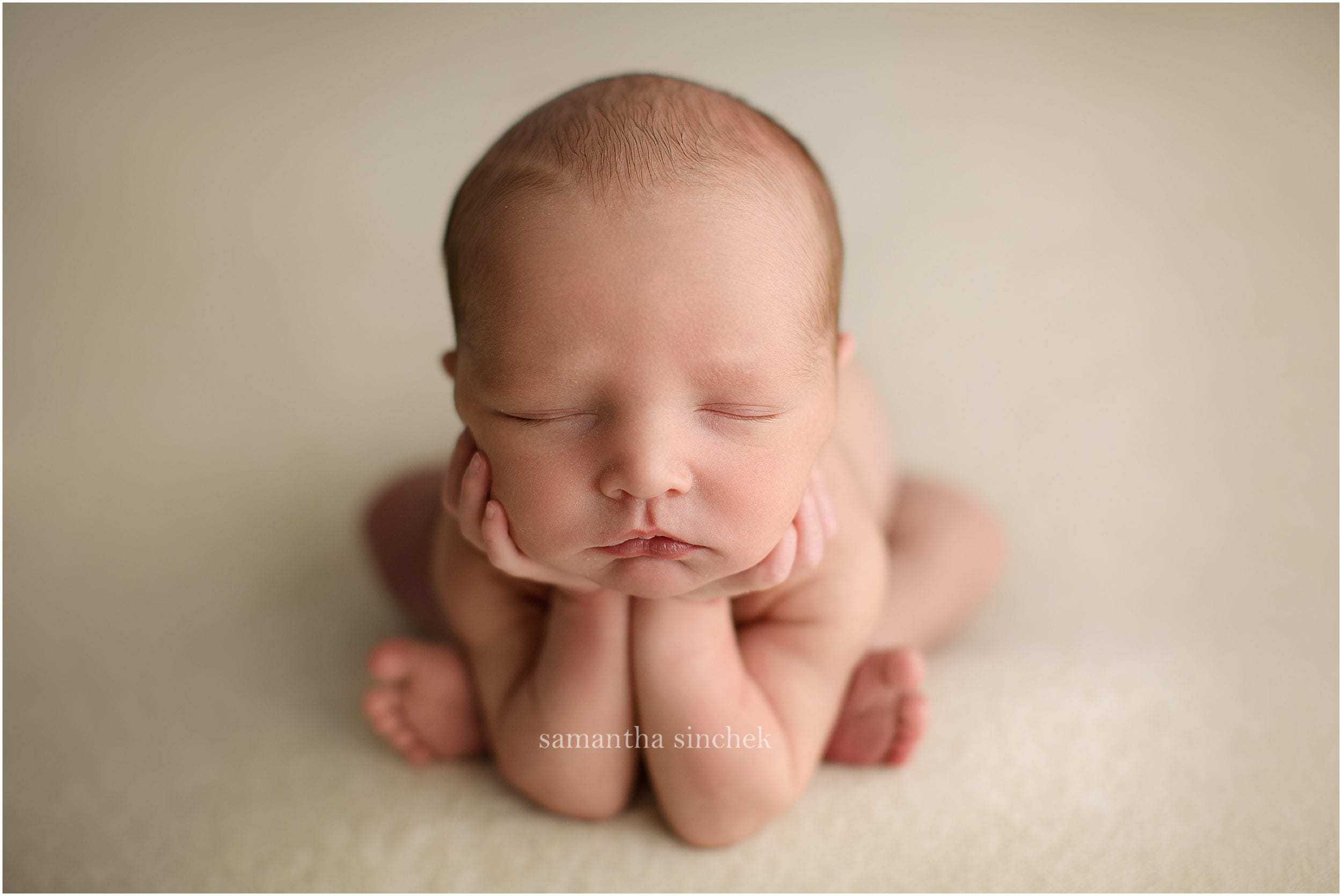 froggy pose at cincinnati newborn photographer Samantha Sinchek
