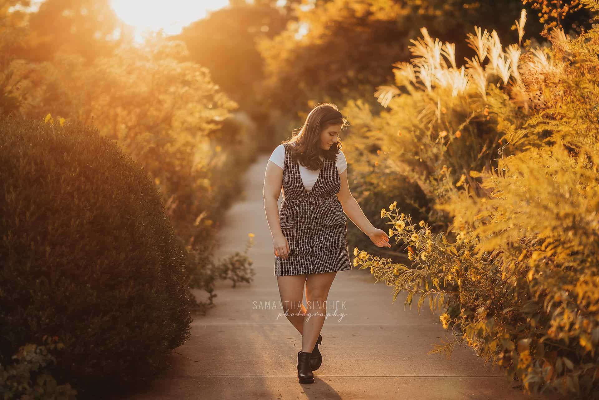 gorgeous high school senior at Ault Park cincinnati ohio with top senior photographer Samantha Sinchek
