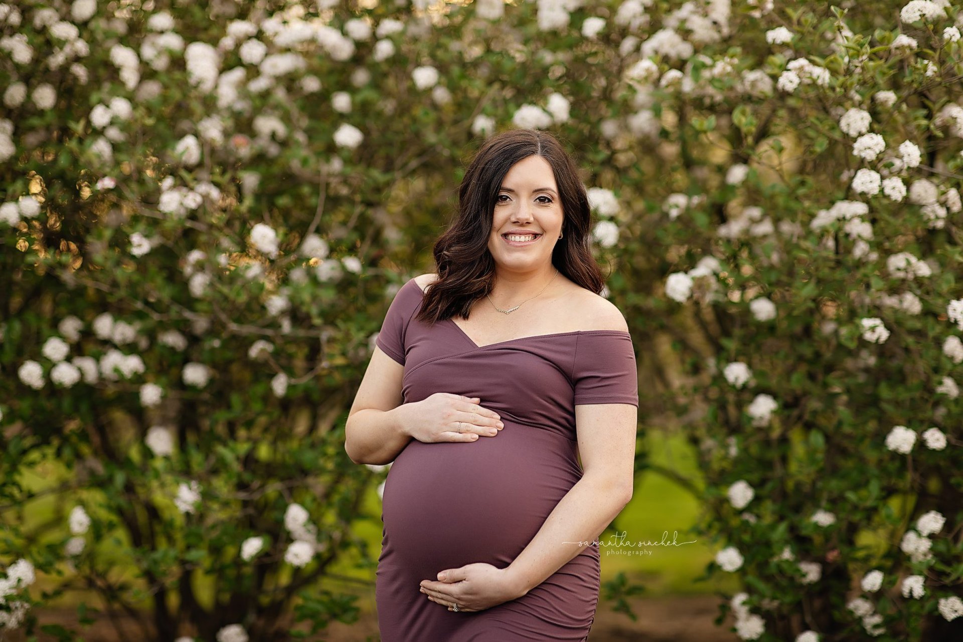 maternity mother at Glenwood gardens in Cincinnati Ohio with blooming flowers