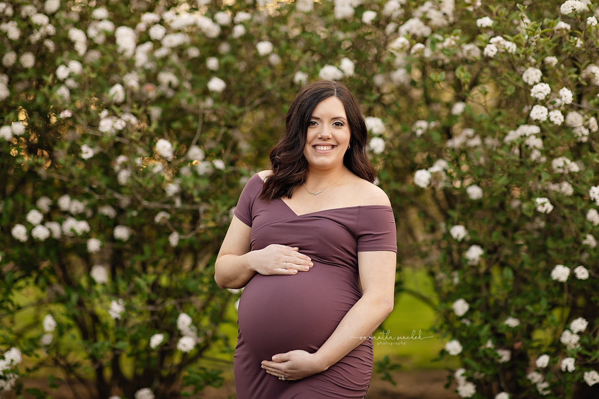 maternity mother at Glenwood gardens in Cincinnati Ohio with blooming flowers