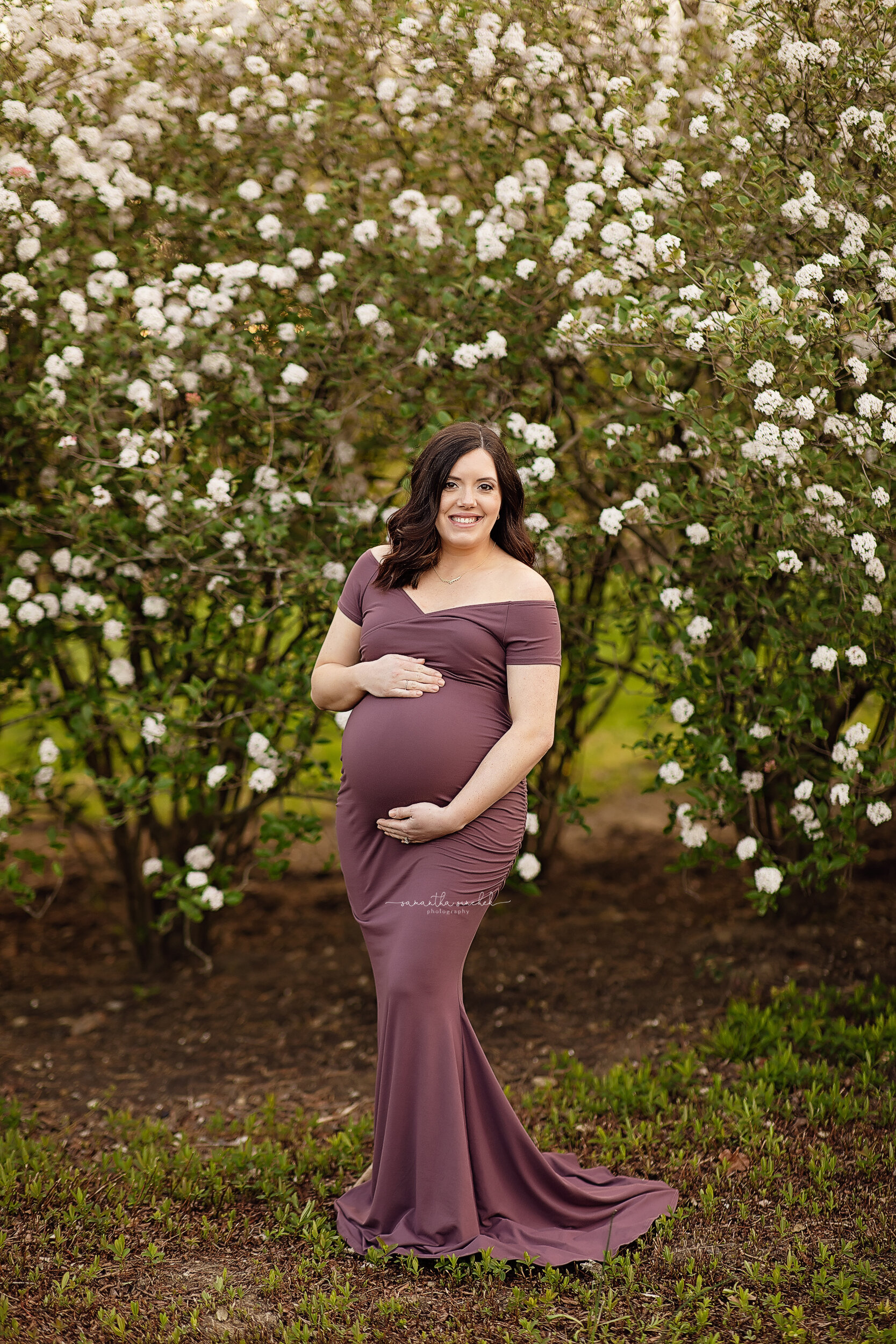 maternity mother at Glenwood gardens in Cincinnati Ohio with blooming flowers